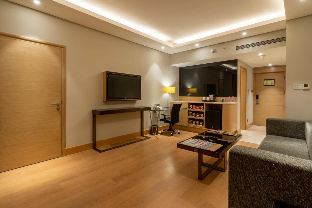 Holiday Inn Agra Mg Road An Ihg Hotel Exterior photo A suite at the hotel