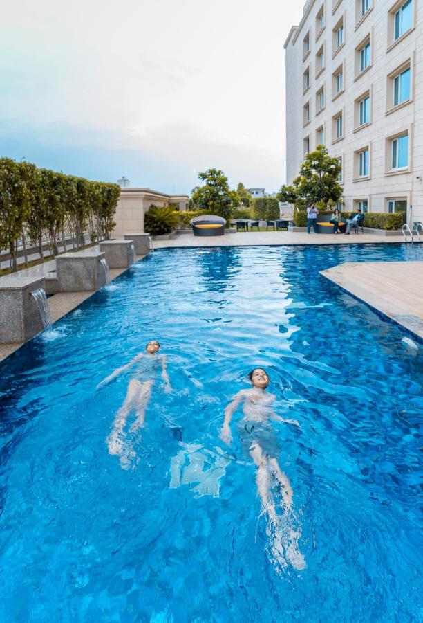 Holiday Inn Agra Mg Road An Ihg Hotel Exterior photo Swimming pool at the hotel