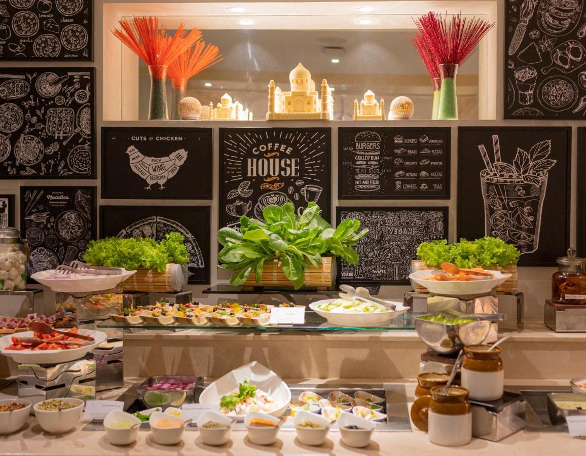 Holiday Inn Agra Mg Road An Ihg Hotel Exterior photo A salad bar