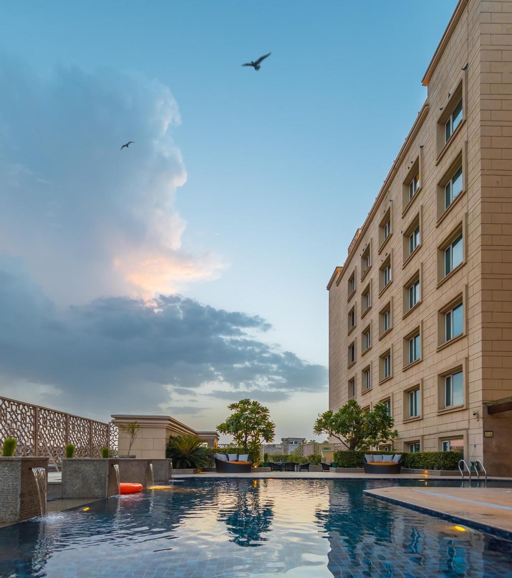 Holiday Inn Agra Mg Road An Ihg Hotel Exterior photo The school's campus